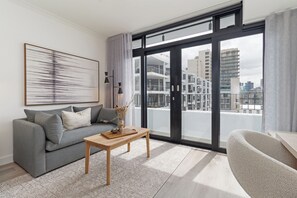 TV - The York Luxury Stay | Gym and Designer Comfort (Cape Town)