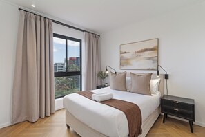 2 bedrooms, in-room safe, iron/ironing board, WiFi - Century City Sanctuary | Golden Mountain View (Cape Town)
