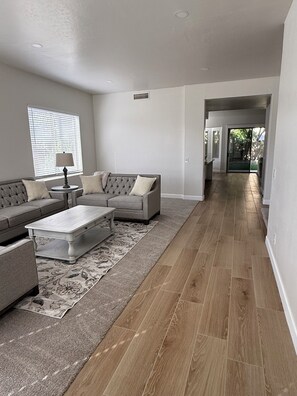 Interior - Spacious 4-bedroom house in charming Gilbert (Gilbert)