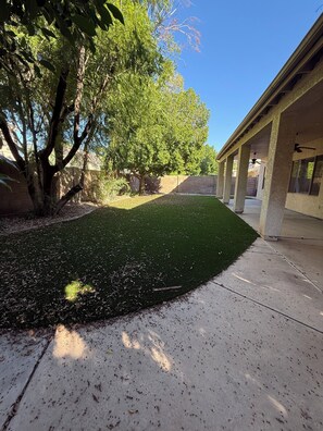 Property grounds - Spacious 4-bedroom house in charming Gilbert (Gilbert)