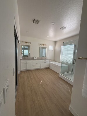 Hair dryer, towels, toilet paper - Spacious 4-bedroom house in charming Gilbert (Gilbert)