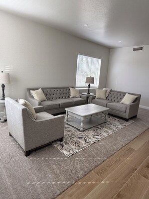 Living area - Spacious 4-bedroom house in charming Gilbert (Gilbert)