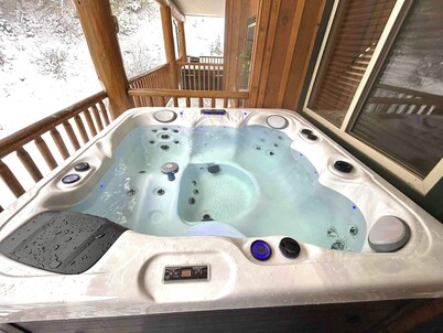 Apex Lookout: True Ski in/Ski out Suite right on Grandfathers Trail with hot tub