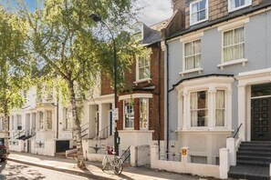 2 bedrooms, Internet - The Secret Garden Fulham (London)