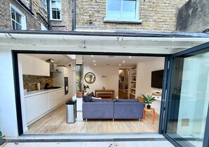 2 bedrooms, Internet - The Secret Garden Fulham (London)