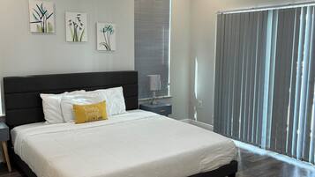 Tabla de planchar con plancha, wifi gratis y ropa de cama