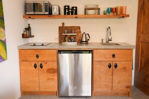 Kühlschrank, Mikrowelle, Herdplatte, Wasserkocher mit Kaffee-/Teezubehör