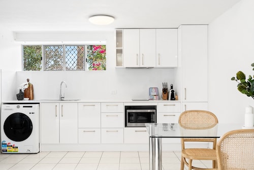 Chic 1-bed Escape With Parking Bridgeman Downs