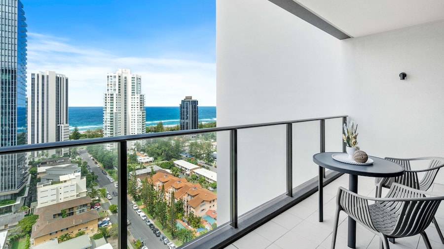 Elegant 2-bed With Stunning Views, Pool, Bbq, Gym