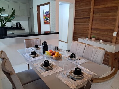 Cozy house for 10 people. Pets allowed. Meia Praia, Navegantes, SC.