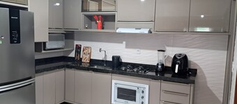 Cozy house for 10 people. Pets allowed. Meia Praia, Navegantes, SC.