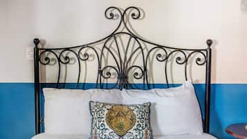 2 bedrooms, desk, iron/ironing board, WiFi