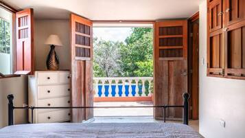 2 bedrooms, desk, iron/ironing board, WiFi