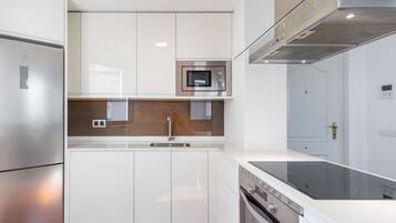 Køleskab, mikrobølgeovn, ovn, kogeplade