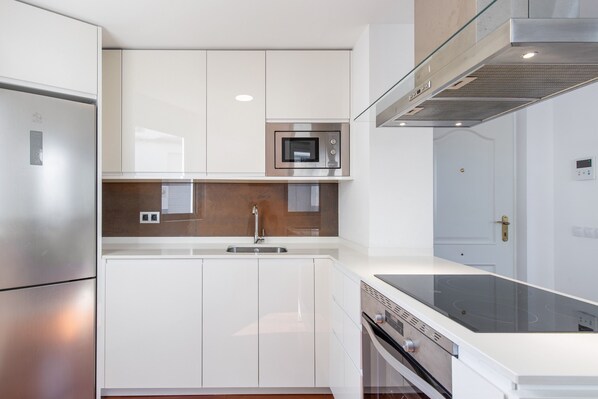 Køleskab, mikrobølgeovn, ovn, kogeplade