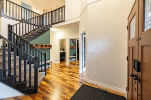 المنشأة من الداخل