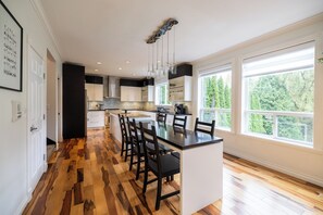 Dining - Private, high-end family friendly home with room to relax! Comfortably sleep 8. (Langley Township)