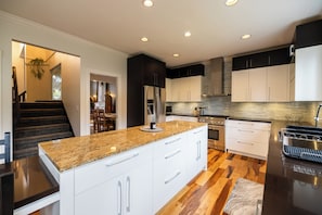 ميكروويف، فرن، موقد طهي مسطح، غسالة أطباق