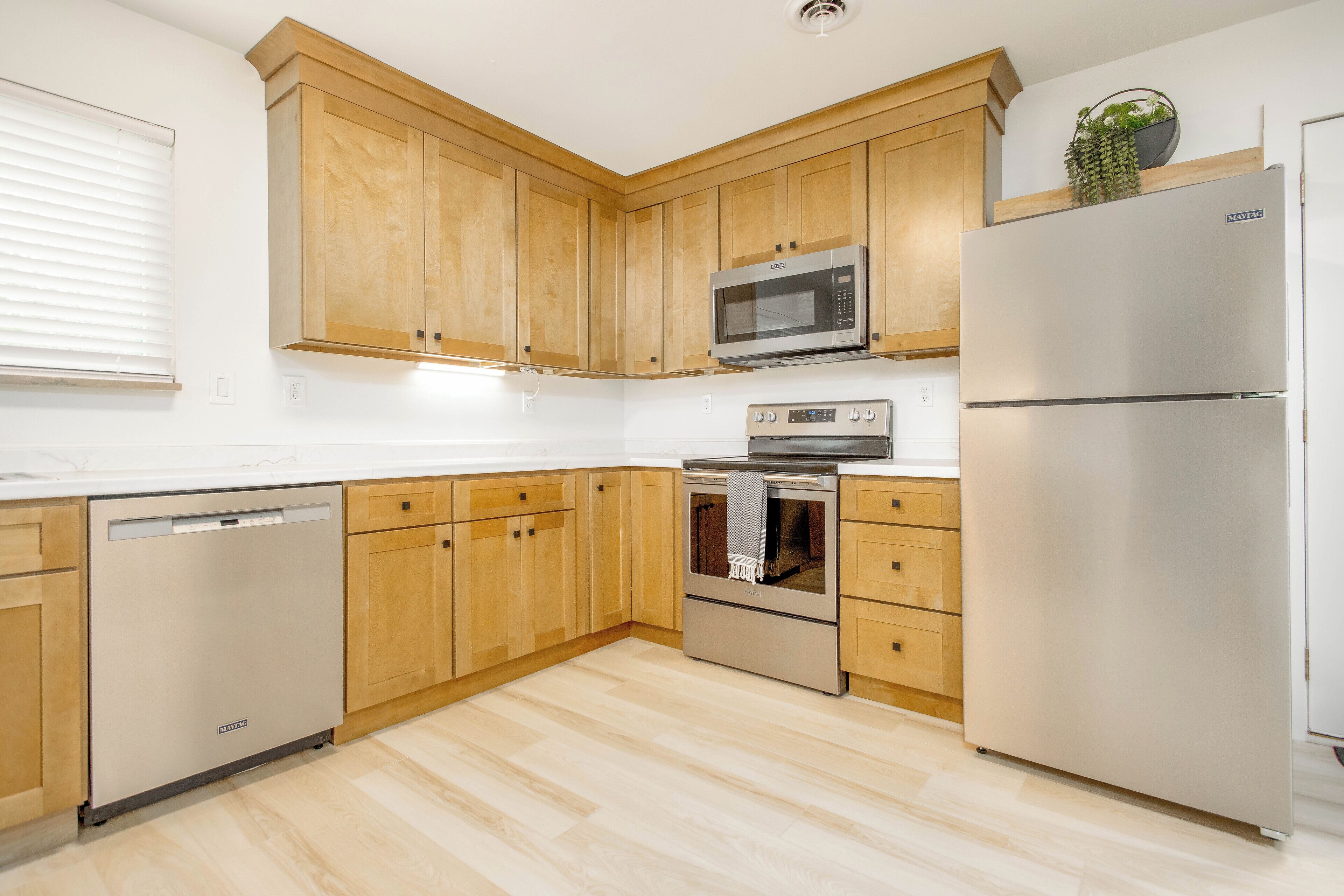 Microondas, horno, parrilla de estufa y lavavajillas 