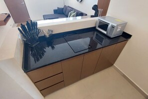 Kühlschrank, Mikrowelle, Herdplatte, Wasserkocher mit Kaffee-/Teezubehör