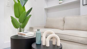 Apartment, 2 Bedrooms, Pets Allowed | Living area