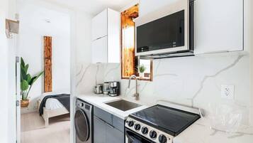 Apartment, 2 Bedrooms, Non Smoking, Pets Allowed | Private kitchen | Full-size fridge, microwave, oven, stovetop