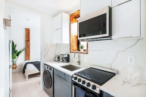 公寓, 2 間臥室, 非吸煙房, 可攜帶寵物 | 私人廚房 | 大型冰箱、微波爐、烤箱、爐台