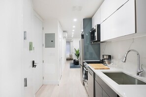 公寓, 2 間臥室, 可攜帶寵物 | 私人廚房 | 大型冰箱、微波爐、烤箱、爐台