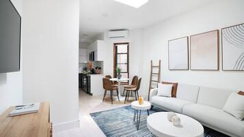 Apartment, 2 Bedrooms, Pets Allowed | Living area