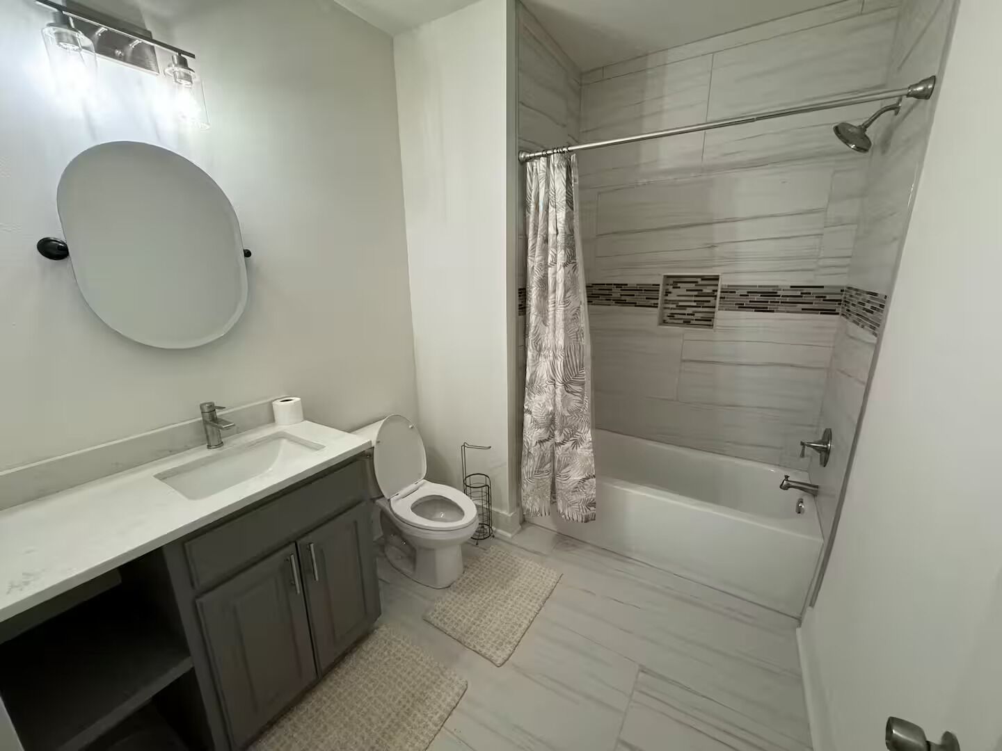 Een douche, een haardroger, handdoeken, zeep