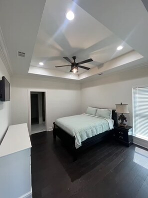 4 bedrooms, iron/ironing board, WiFi, bed sheets