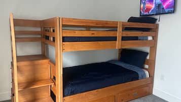 Een strijkplank/strijkijzer, wifi, beddengoed