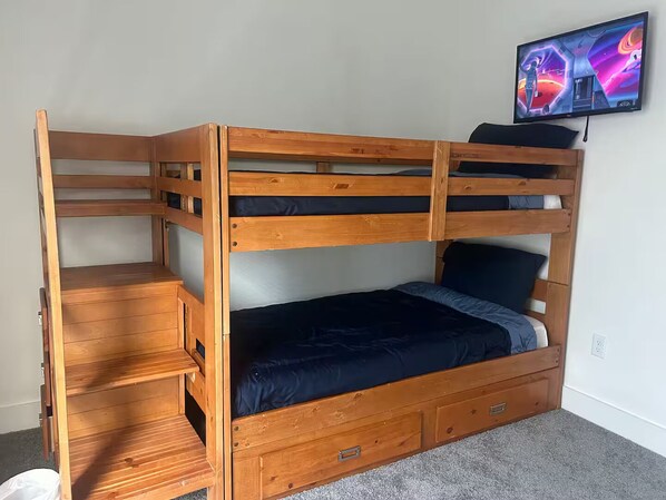 Een strijkplank/strijkijzer, wifi, beddengoed