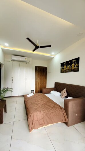 Iron/ironing board, WiFi, bed sheets - Spacious 6-bedroom house in charming Indore with AC (Indore)