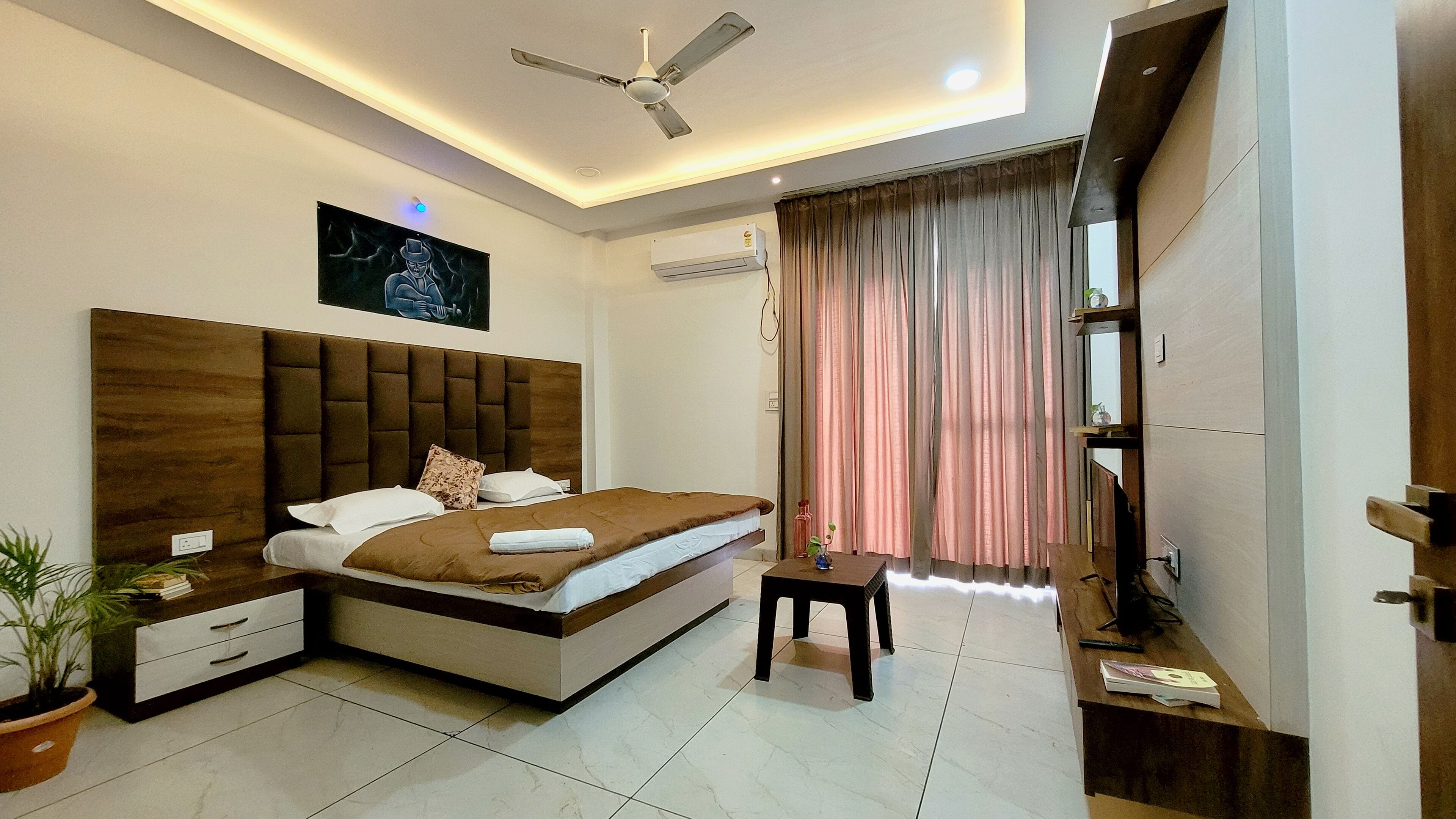 Een strijkplank/strijkijzer, wifi, beddengoed