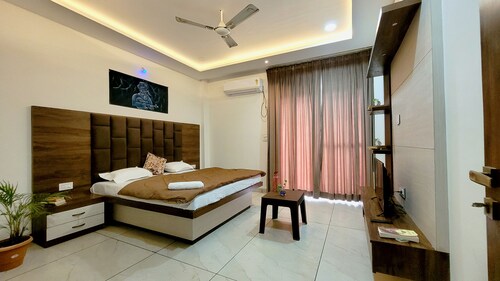 Spacious 6-bedroom house in charming Indore with AC