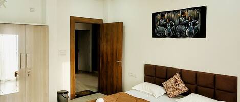 Tabla de planchar con plancha, wifi y ropa de cama