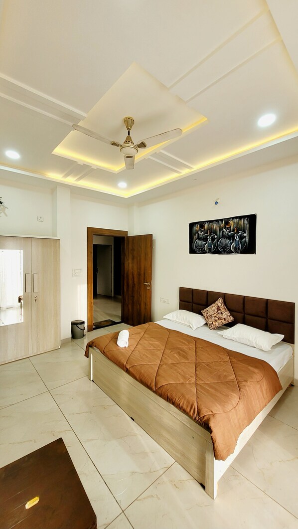 Iron/ironing board, WiFi, bed sheets