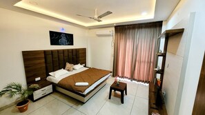 Iron/ironing board, WiFi, bed sheets - Spacious 6-bedroom house in charming Indore with AC (Indore)