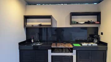 Kjøleskap, ovn, kokeplater og oppvaskmaskin