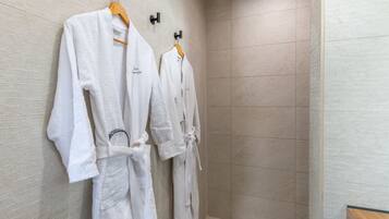 Douche, sĂšche-cheveux, serviettes fournies, savon