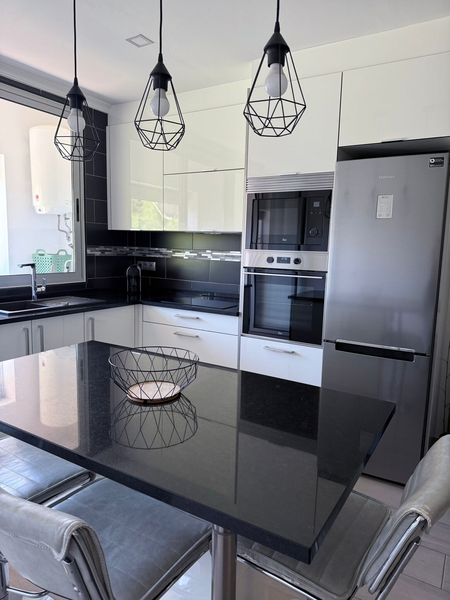 冷蔵庫、電子レンジ、オーブン、コンロ