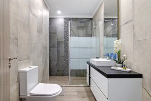 Shower, hair dryer, towels - Apartment 'Machadinho' with Private Pool, Wi-Fi and Air Conditioning (Albufeira)
