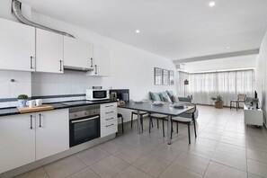 ثلاجة، ميكروويف، فرن، موقد طهي مسطح