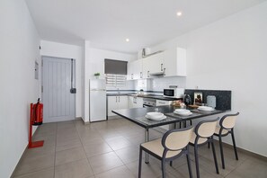 ثلاجة، ميكروويف، فرن، موقد طهي مسطح