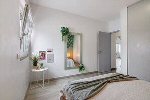 2 عدّة غرف نوم وواي فاي وملاءات أسرّة