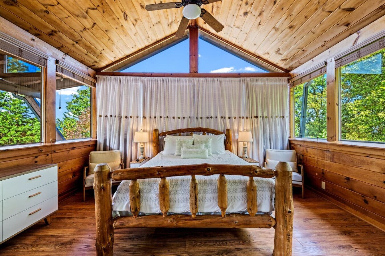 1 soverom, skrivebord, strykejern/-brett og reiseseng for barn