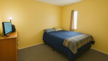 Een strijkplank/strijkijzer, wifi, beddengoed