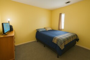 Een strijkplank/strijkijzer, wifi, beddengoed