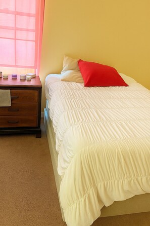 Een strijkplank/strijkijzer, wifi, beddengoed